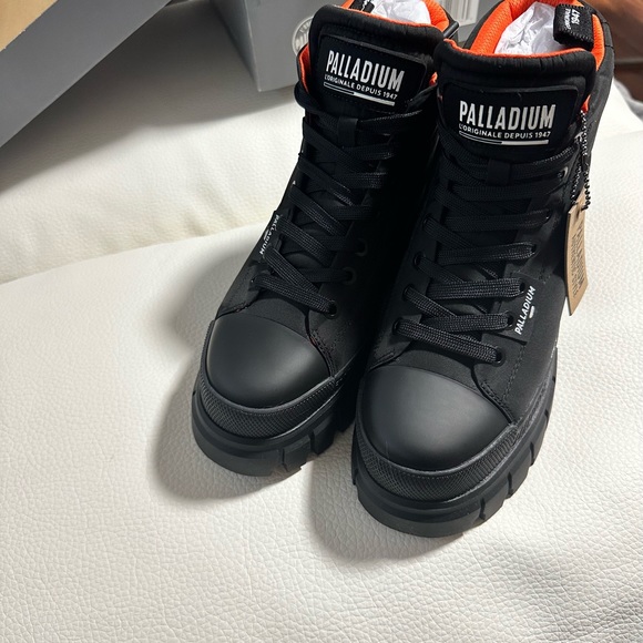 [[SOLD]] PALLADIUM Revolt Overcrush Quilted Boots - Picture 4 of 10